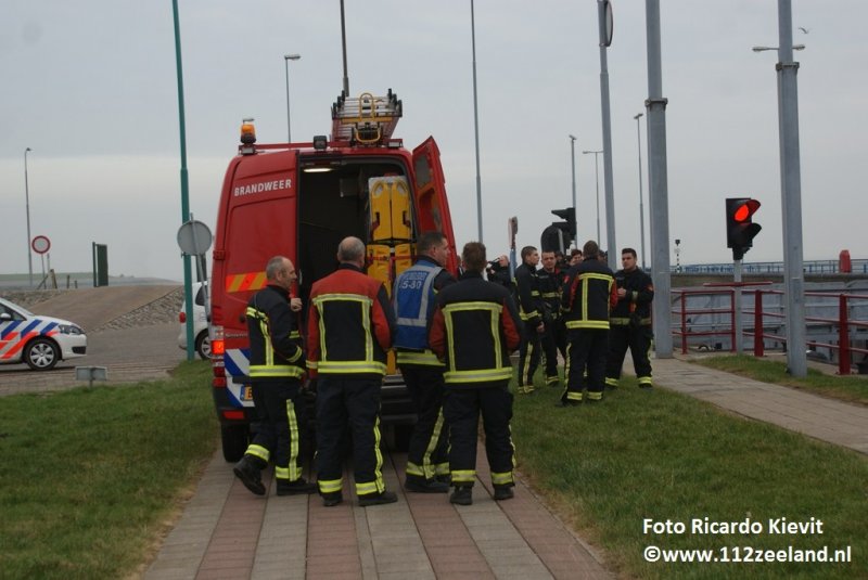 Personen te water sluizen Vlissingen 2.JPG